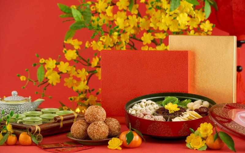 Cảnh sát đang kiểm tra hiện trường nơi nạn nhân được tìm thấy