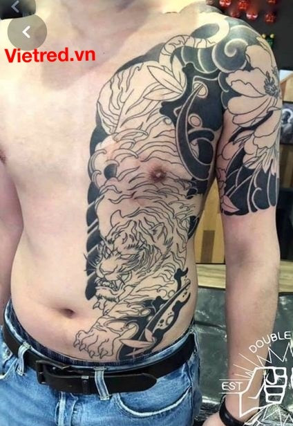 Hình xăm hổ nhật cổ một bên ngực bụng