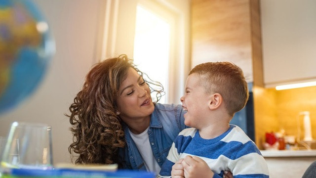 Một người đang mỉm cười nhìn ra khung cảnh thiên nhiên tươi đẹp, thể hiện tinh thần lạc quan.