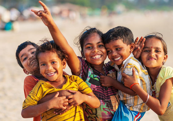 Sáu người đang trò chuyện vui vẻ bên bàn ăn, thể hiện sự gắn kết và mối quan hệ tốt đẹp.