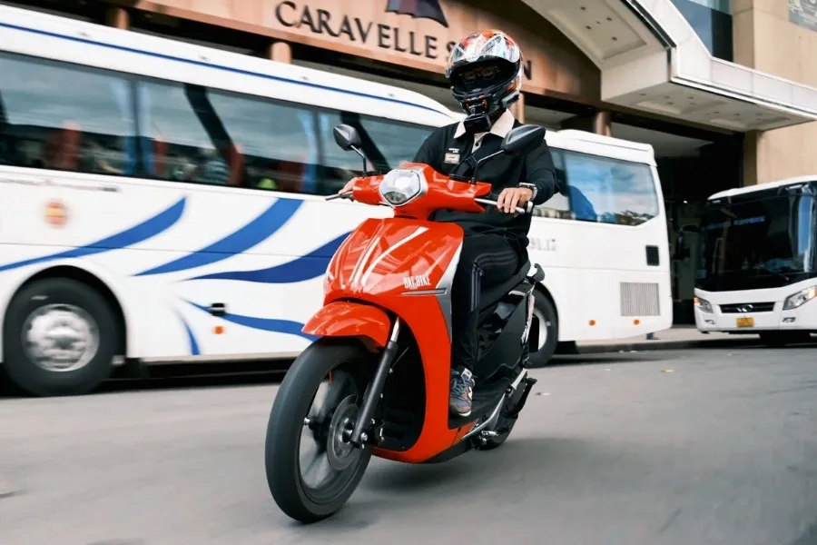 Mẫu xe máy điện Dat Bike màu cam cá tính, nổi bật hợp cho người Mệnh Hỏa