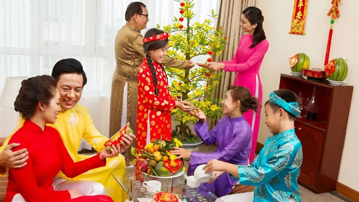 Khung cảnh gia đình Việt sum vầy gói bánh chưng chuẩn bị đón Tết Bính Ngọ 2026