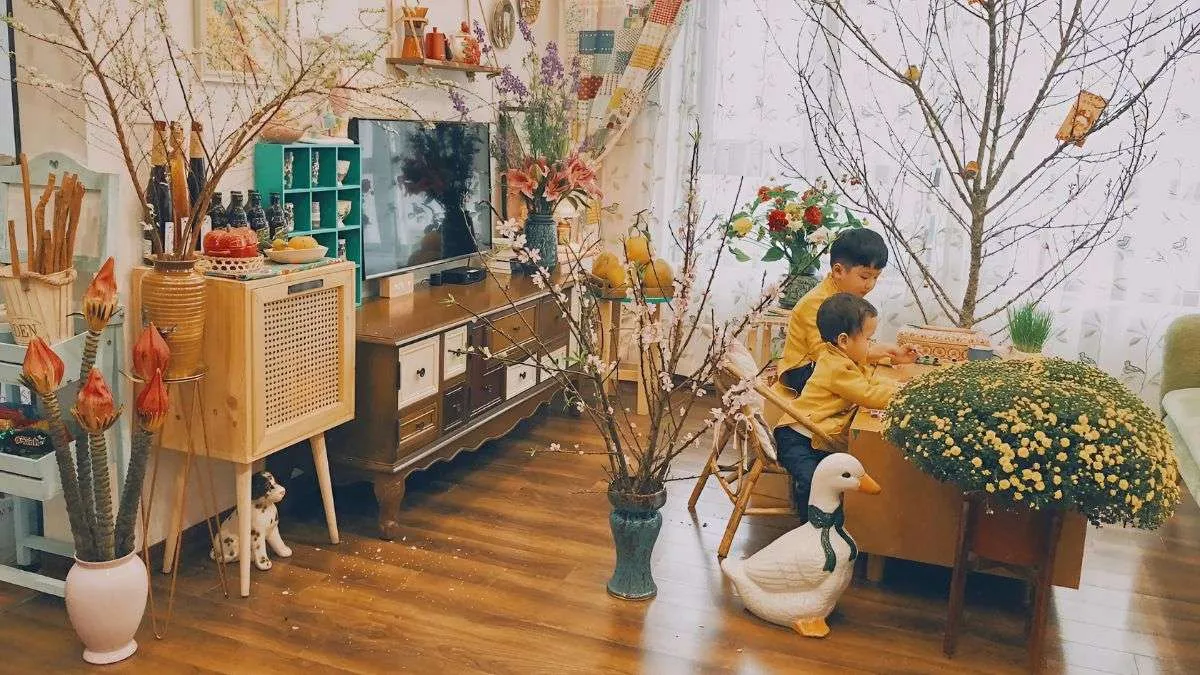 Người dân tấp nập đi sắm Tết và chuẩn bị trang trí nhà cửa đón xuân mới