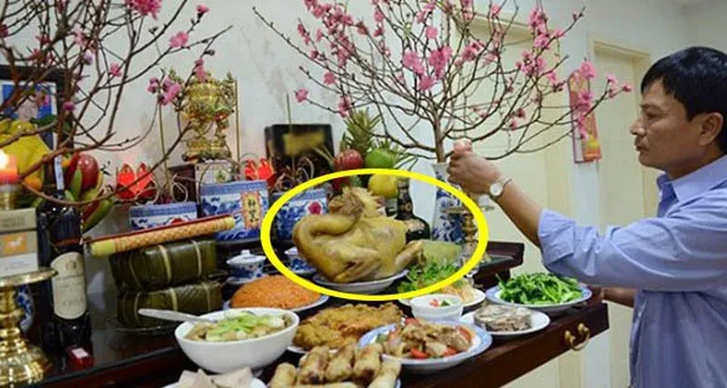 Mâm cỗ gà luộc được trình bày trang trọng trên bàn thờ gia tiên