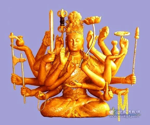 Phật Mẫu Chuẩn Đề với 18 tay cầm pháp khí, biểu tượng của khả năng cứu độ vô biên