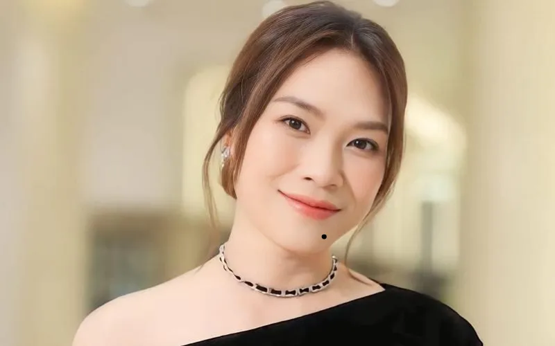 Người phụ nữ với nốt ruồi nhỏ duyên dáng ở cằm trái, thể hiện sự phúc hậu và may mắn