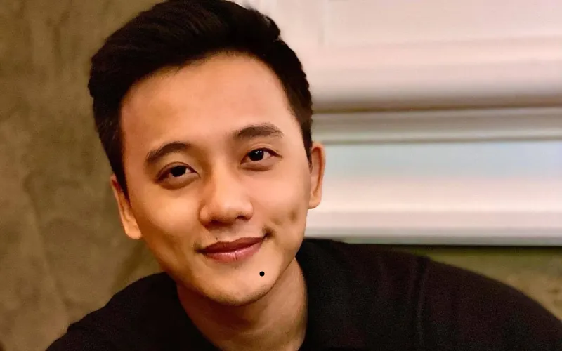 Người đàn ông với nốt ruồi ở cằm trái, tượng trưng cho tài lộc và hạnh phúc