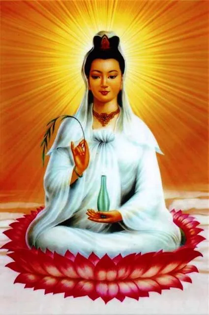 Bồ Tát Quán Thế Âm với dáng vẻ từ bi, tay cầm bình Cam Lồ và cành dương liễu