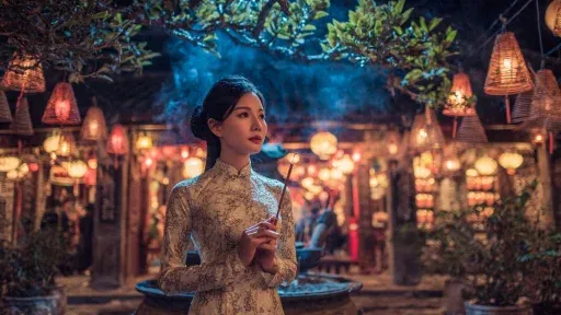 Người dân thực hiện các nghi thức tâm linh thành kính trong những ngày đầu năm