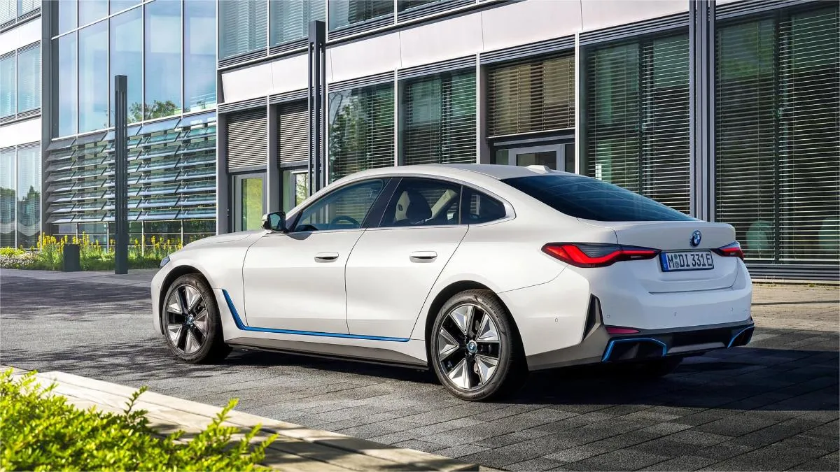 Hình ảnh chiếc xe ô tô màu trắng hoặc xám, tượng trưng cho màu sắc hợp mệnh Kim