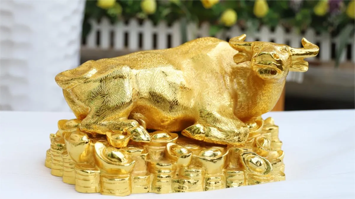 Hình ảnh các vật phẩm phong thủy như vòng tay, nhẫn đá quý, tượng kim loại