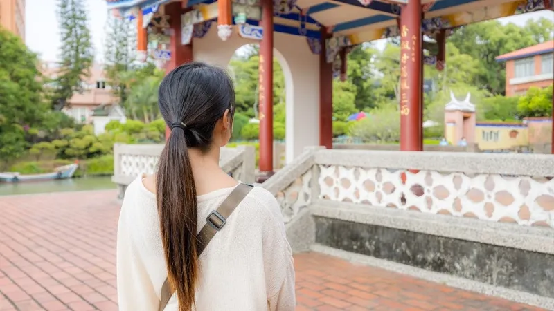 Thai phụ thắp hương cầu nguyện trong không gian chùa