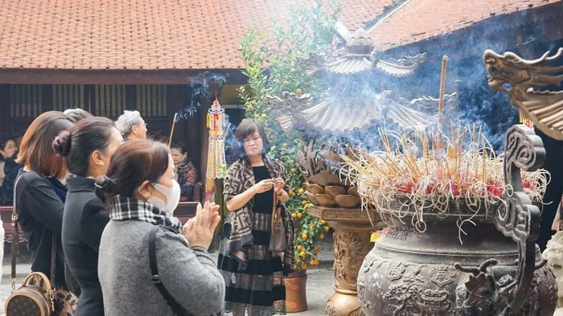 Bà bầu cảm thấy mệt mỏi trong không gian đông đúc và chen chúc ở chùa