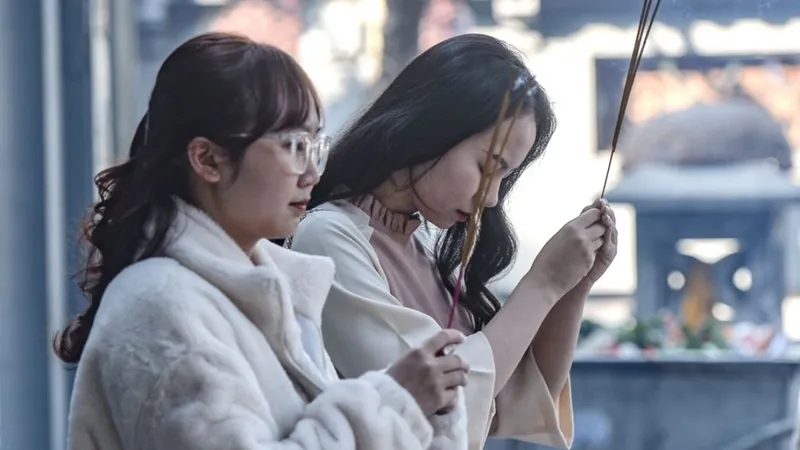 Bà bầu cần tìm hiểu kỹ lưỡng các biện pháp an toàn trước khi quyết định đi chùa