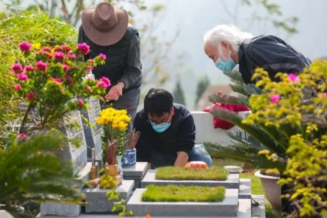 Người dân chuẩn bị mâm cỗ cúng trong ngày Tết Thanh minh