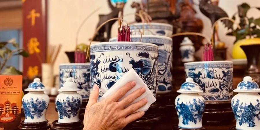 Người dân thực hiện nghi lễ bốc bát hương cuối năm trang trọng
