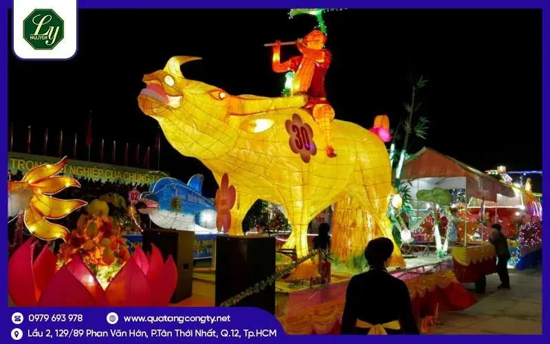 Trẻ em rộn ràng rước lồng đèn ngôi sao và cá chép dưới ánh trăng rằm
