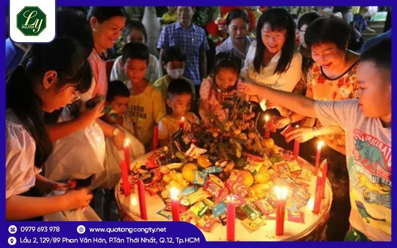Mâm cỗ Trung Thu với bánh, kẹo, trái cây được bày biện đẹp mắt, sẵn sàng để phá cỗ