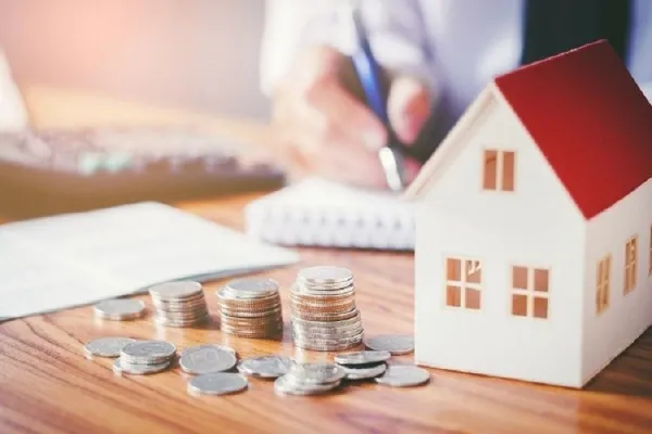 Một ngôi nhà mới với cổng mở, tượng trưng cho sự khởi đầu thuận lợi
