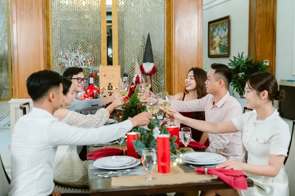 Một mâm cỗ Giáng sinh với nhiều món ăn ngon và bánh kem được trang trí đẹp mắt