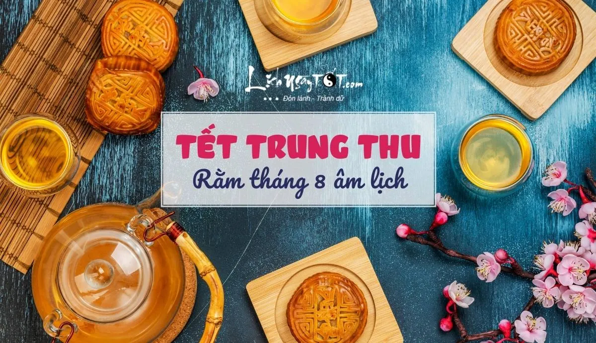 Gia đình cùng nhau ngắm trăng và phá cỗ trong đêm Tết Trung Thu