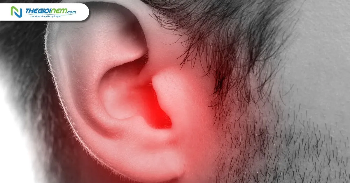 Người đang gặp hội chứng tai đỏ (RES) với vành tai ửng đỏ