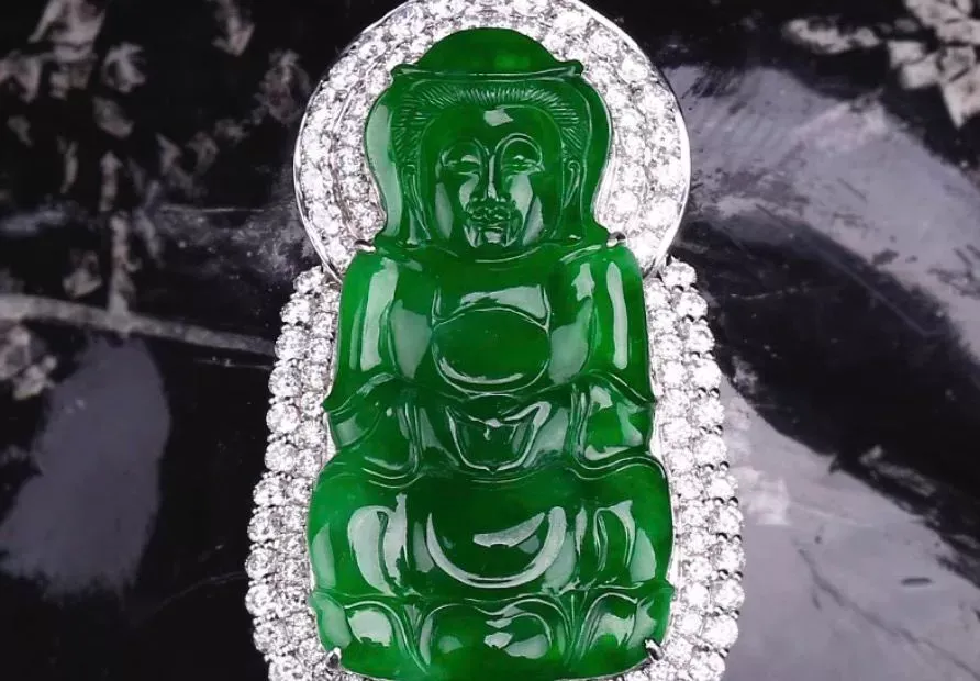 Tượng Phật Quan Âm bằng ngọc phỉ thúy cao cấp, biểu tượng của văn hóa phương Đông