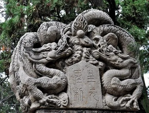 Linh vật Phú Hí nằm cuộn mình trên bia đá