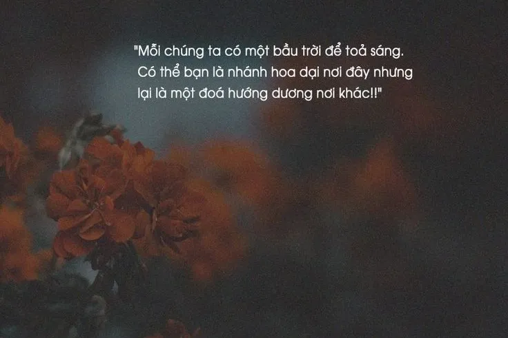 Cô gái mỉm cười rạng rỡ, thể hiện niềm vui và sự lạc quan trong cuộc sống