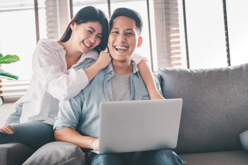 Đôi tay của một cặp đôi đang đan vào nhau một cách trìu mến, thể hiện sự gắn kết đúng lúc và đúng người