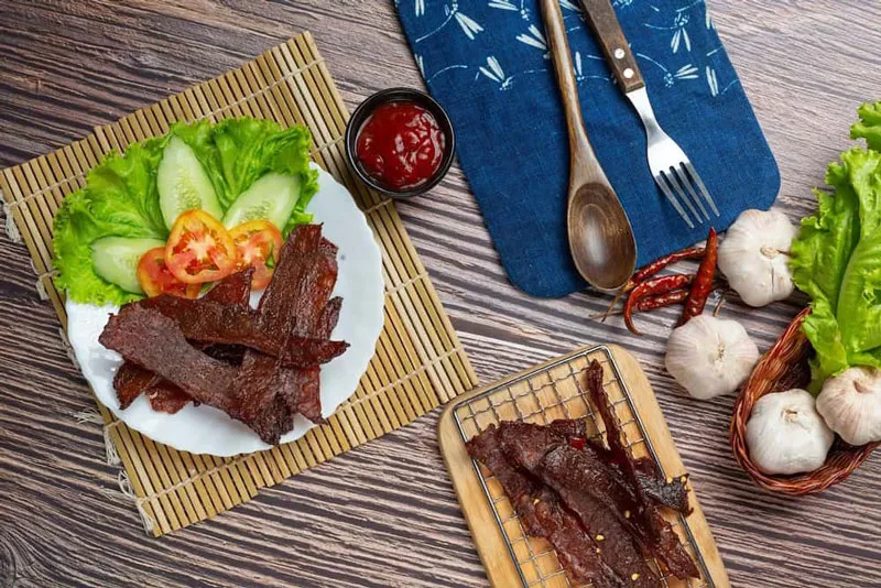 Thực phẩm cứng hoặc dai có thể gây khó khăn khi nuốt và ảnh hưởng đến tiêu hóa sau mổ tuyến giáp