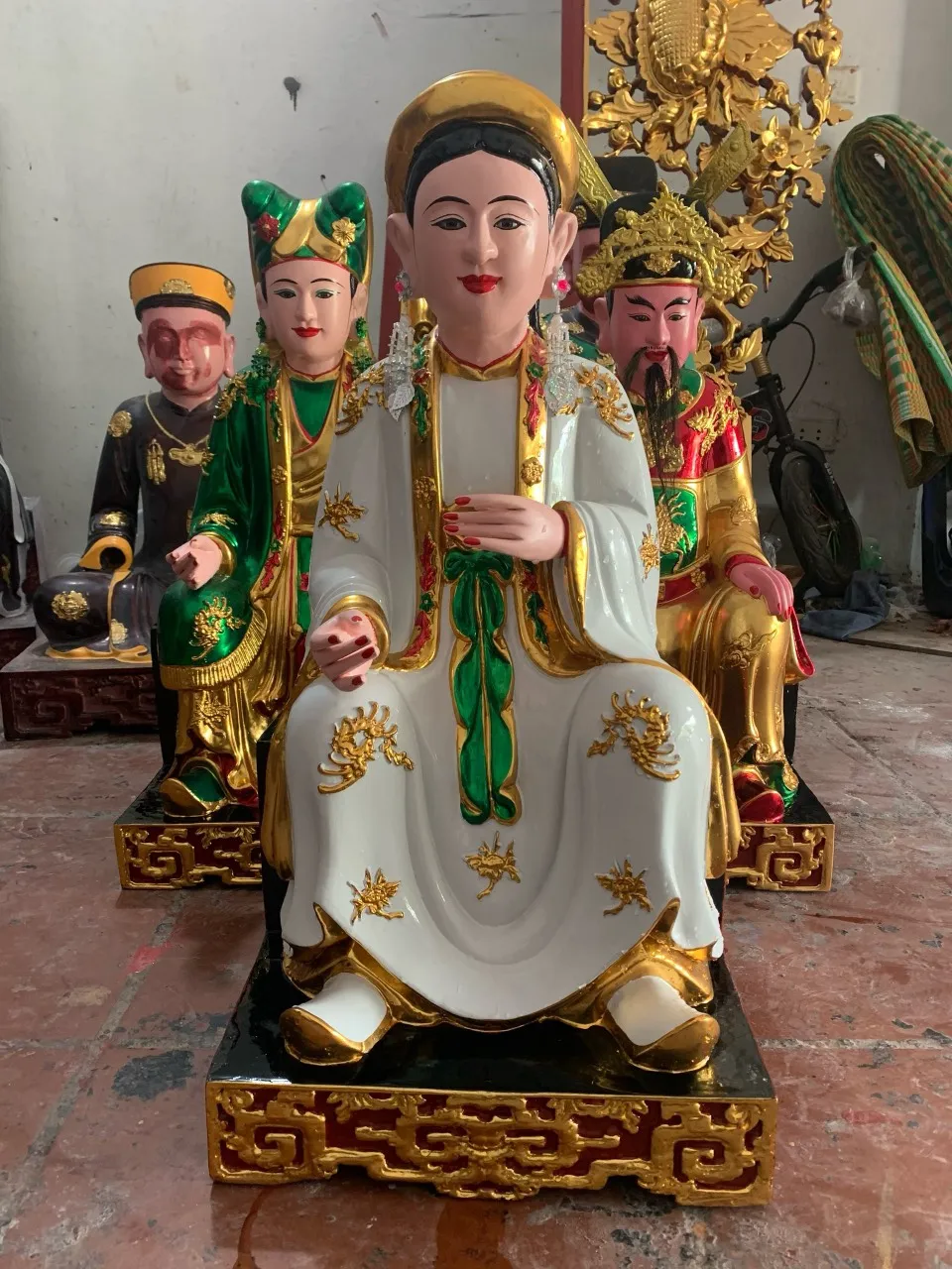 Hình ảnh tượng Cô Bơ thể hiện sự trang nghiêm và linh thiêng của vị thánh