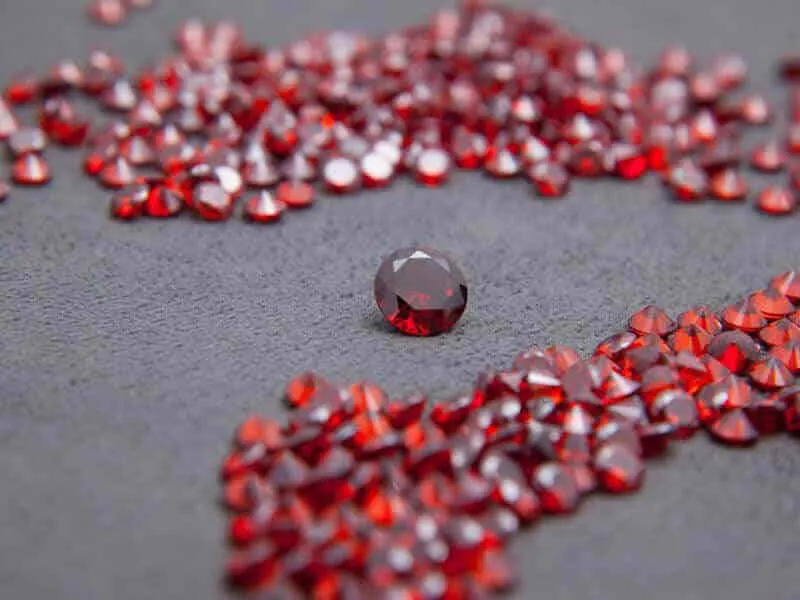 Đá Ruby mang lại sự tự tin và quyết đoán, tăng cường năng lượng tích cực cho người mệnh Lư Trung Hỏa