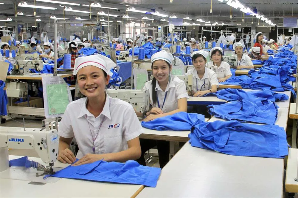 Cảnh người dân và công nhân tham gia mít tinh chào mừng ngày Quốc tế Lao động