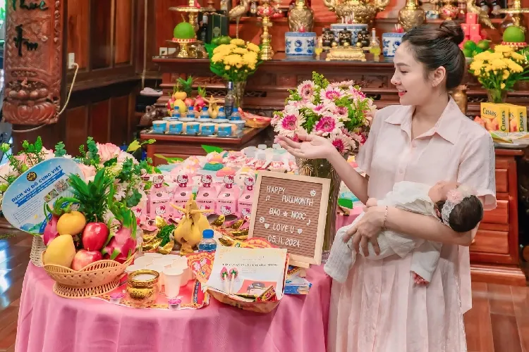 Gia đình ca sĩ Lưu Hiền Trinh thực hiện cúng Mụ đầy tháng
