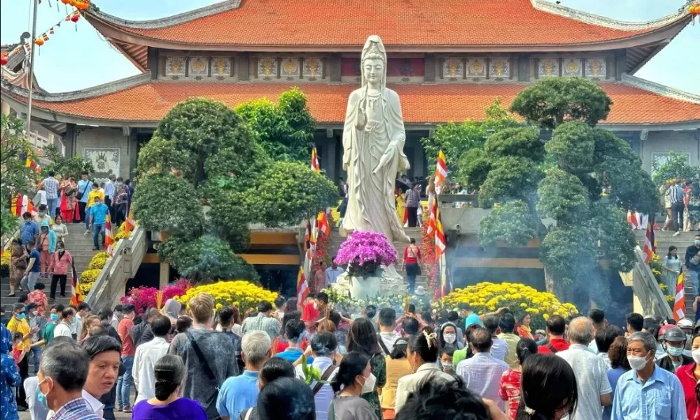 Đi chùa đầu năm để cầu nguyện sức khỏe, bình an và tài lộc cho gia đình