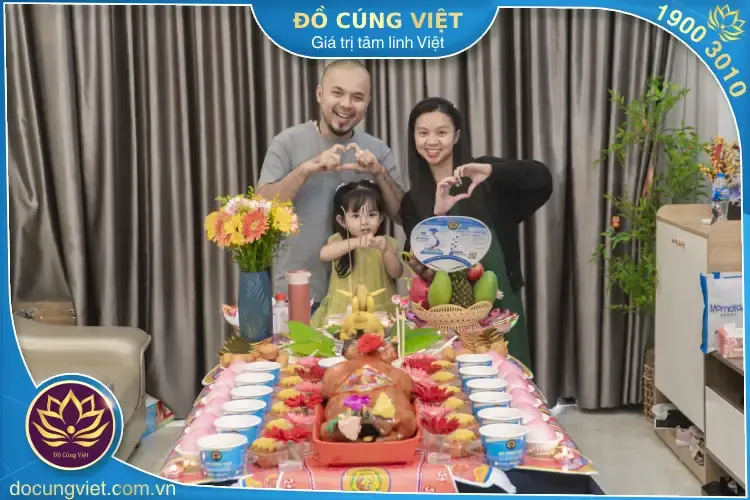 Gia đình tổ chức lễ cúng căn cho bé 3 tuổi