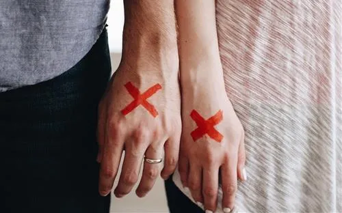 Một người đàn ông đang bước đi, thể hiện sự buông bỏ trong một mối quan hệ