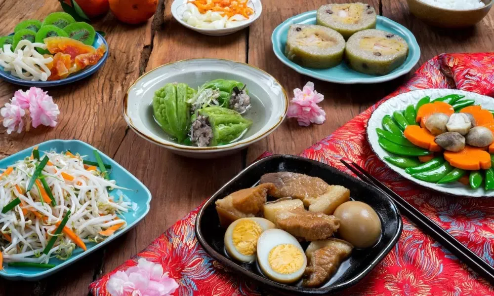 Mâm cơm gia đình ngày Tết với những món ăn truyền thống hấp dẫn