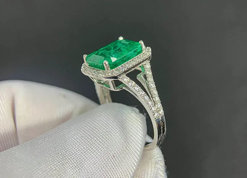 Trang sức đá Ngọc Lục Bảo hỗ trợ tuổi Quý Mùi 2003 hóa giải một phần vận hạn Tam Tai