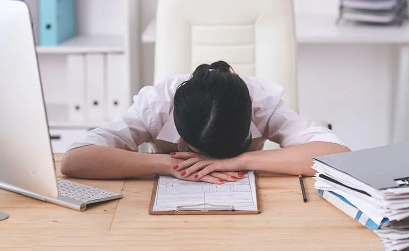 Hình ảnh mô tả những thách thức về sức khỏe, tài lộc và sự nghiệp mà tuổi Quý Mùi 2003 có thể gặp trong năm Tam Tai