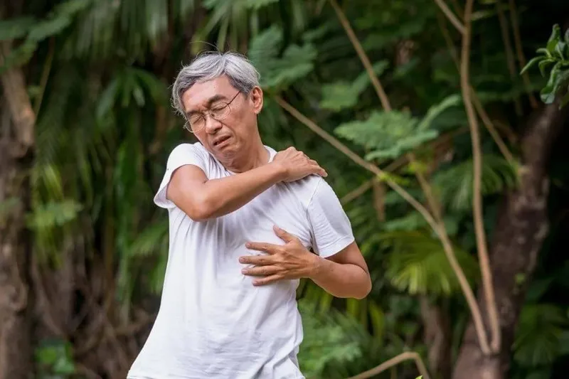 Người trung niên thường phải đối mặt với các vấn đề về bệnh lý xương khớp