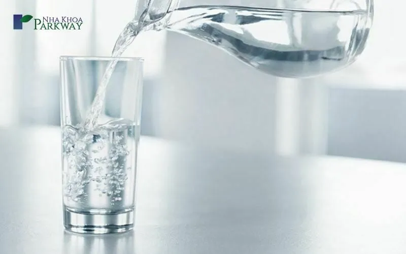 Uống đủ nước giúp da căng mịn và hỗ trợ làm thon gọn mặt