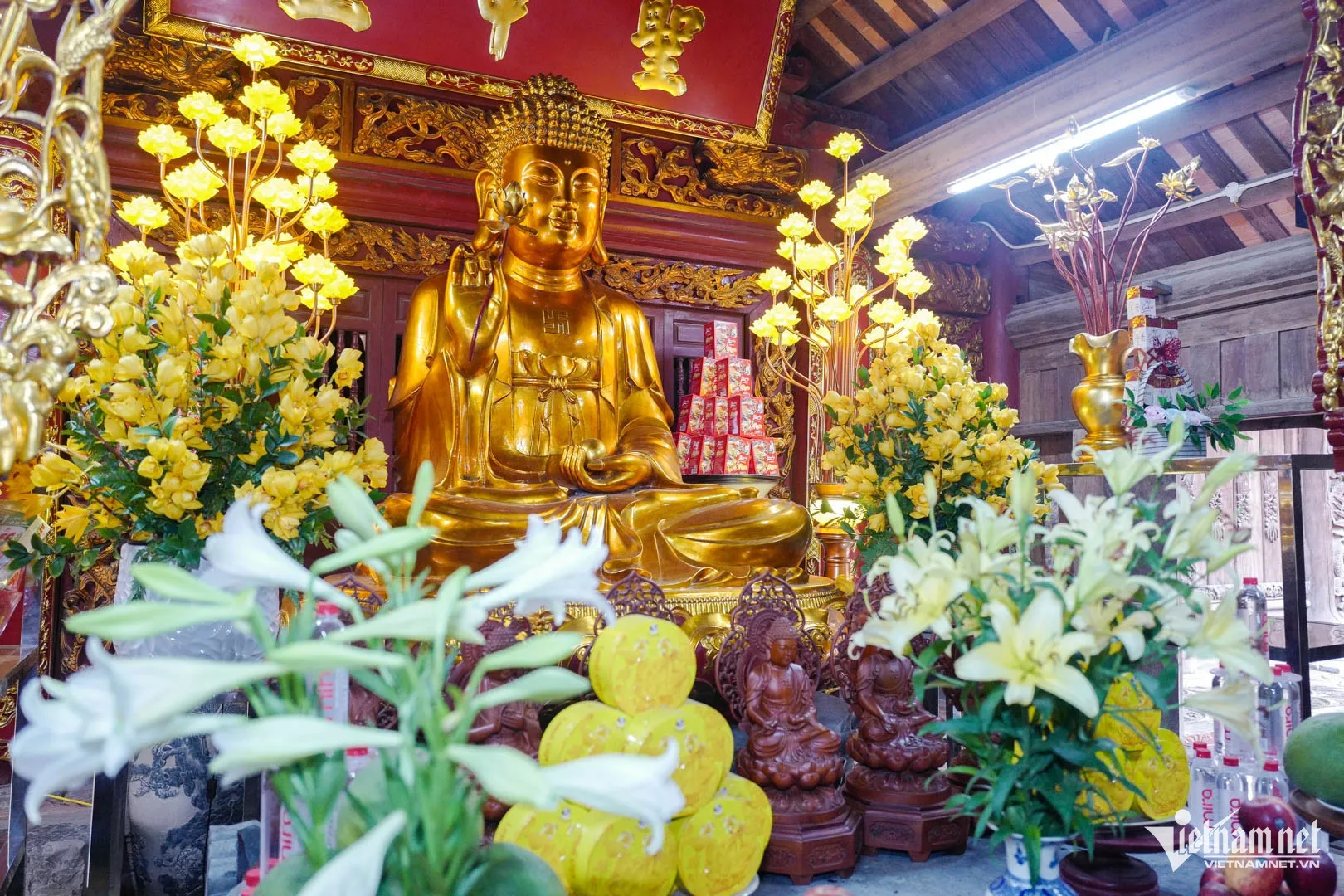 Phật tử chuẩn bị lễ chay gồm hương hoa, trà, quả, phẩm oản để dâng cúng